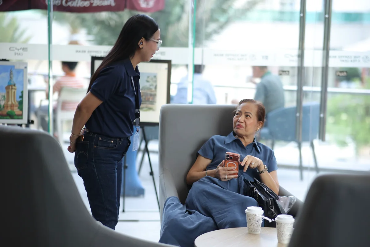 A sales consultant talking with a customer seated in the lounge